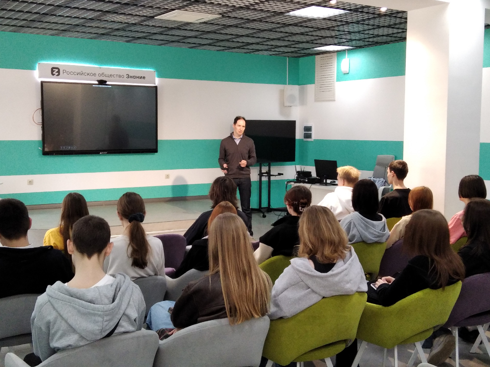 В рамках профориентационной деятельности 15 апреля 2025 г. представители кафедры ИВС факультета вычислительной техники провели экскурсионный тур для учащихся Пензенского колледжа информационных и промышленных технологий.